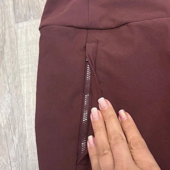 Athleta Headlands Hybrid Tight Sz 4 Burgundy Wine High Rise Zip Pockets Skinny - Picture 3 of 9